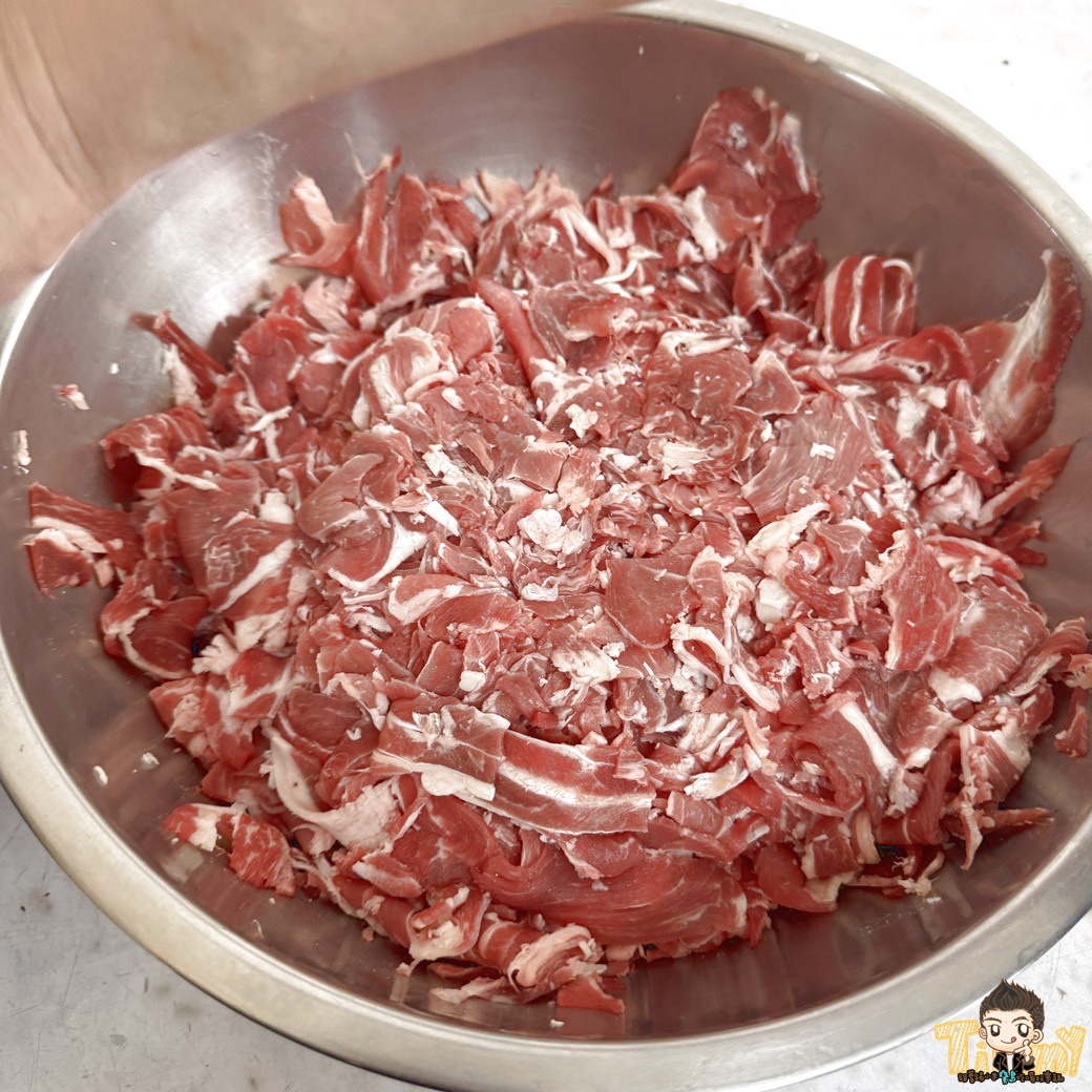 新竹源高雄當歸羊肉 原塊羊肉炒麵 110元羊肉炒麵及羊肉燴飯 130元就有3大根羊大骨的湯品！ (菜單營業時間地址電話)