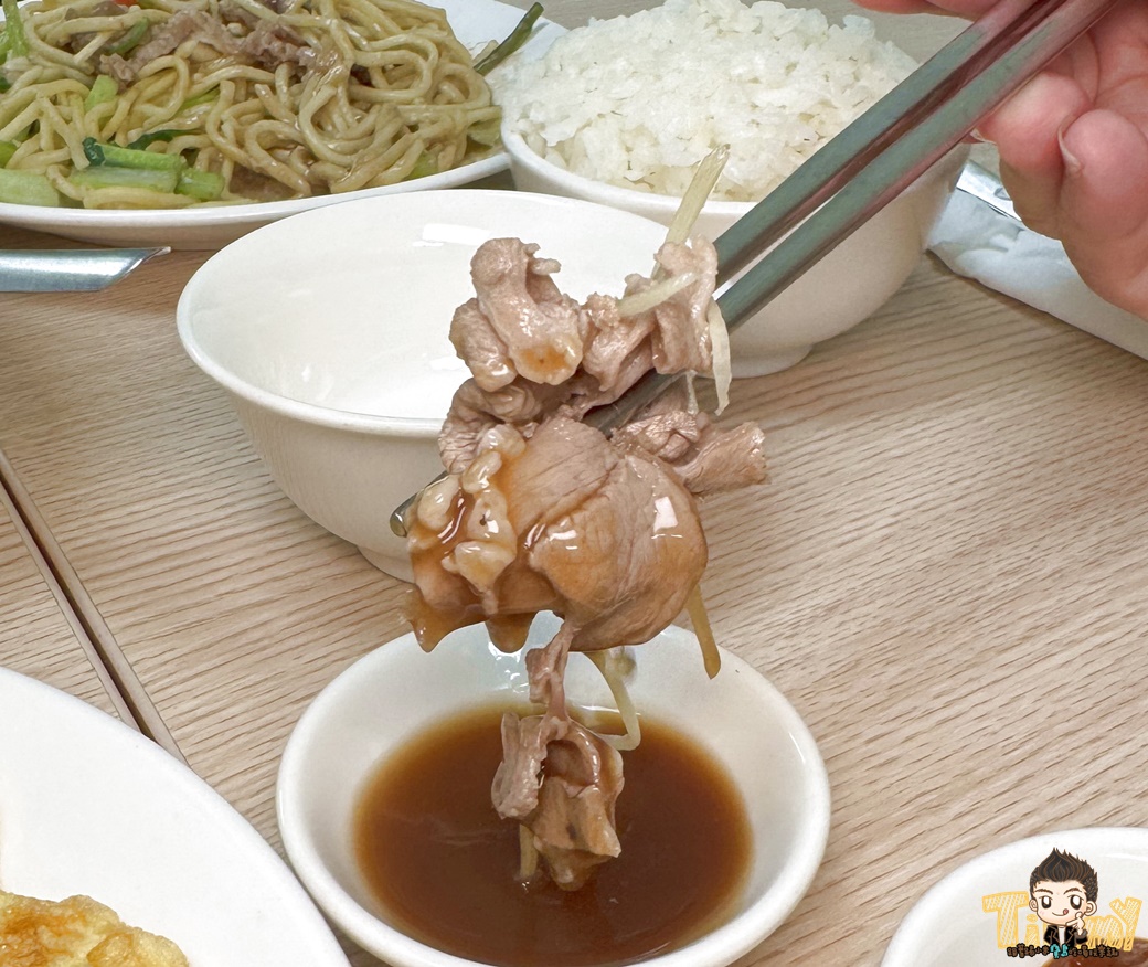 新竹源高雄當歸羊肉 原塊羊肉炒麵 110元羊肉炒麵及羊肉燴飯 130元就有3大根羊大骨的湯品！ (菜單營業時間地址電話)