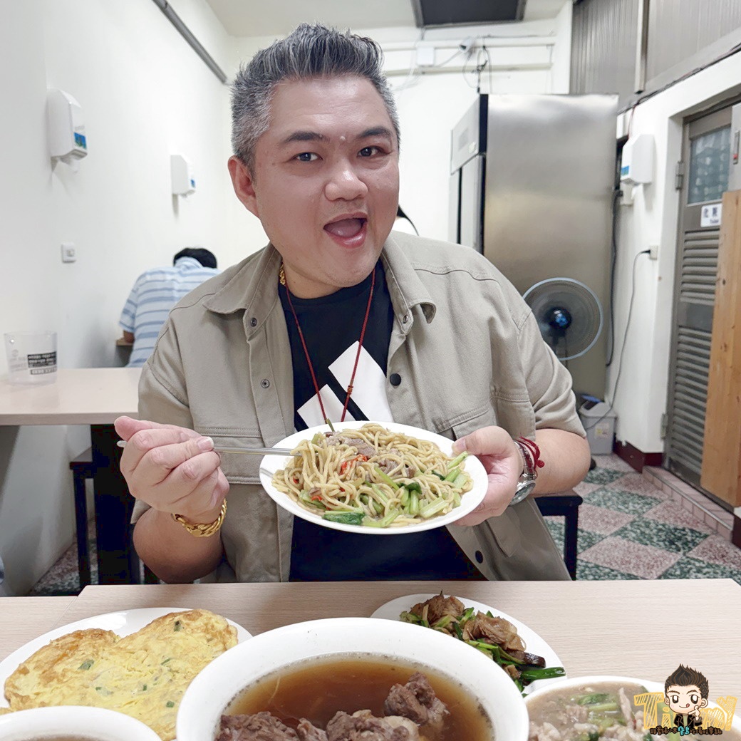 新竹源高雄當歸羊肉 原塊羊肉炒麵 110元羊肉炒麵及羊肉燴飯 130元就有3大根羊大骨的湯品！ (菜單營業時間地址電話)