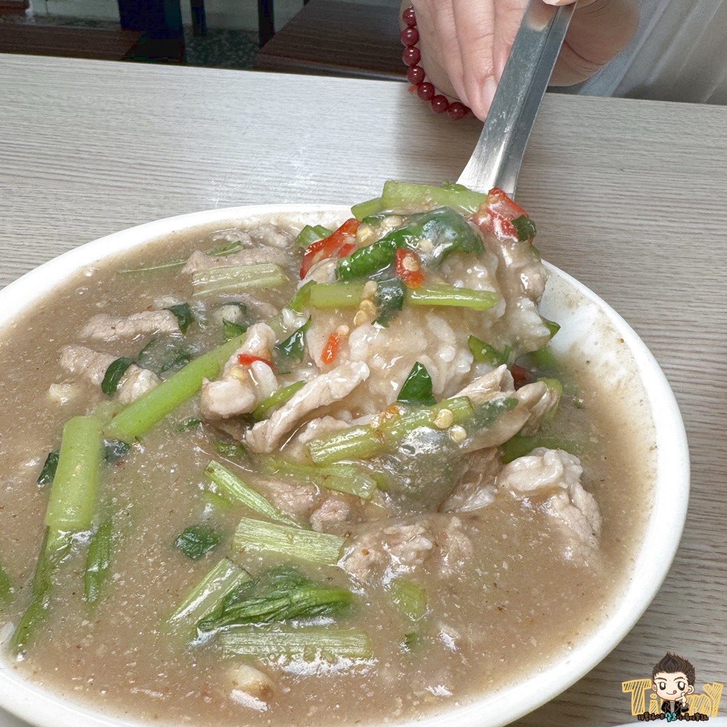 新竹源高雄當歸羊肉 原塊羊肉炒麵 110元羊肉炒麵及羊肉燴飯 130元就有3大根羊大骨的湯品！ (菜單營業時間地址電話)