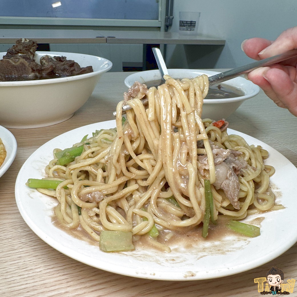 新竹源高雄當歸羊肉 原塊羊肉炒麵 110元羊肉炒麵及羊肉燴飯 130元就有3大根羊大骨的湯品！ (菜單營業時間地址電話)