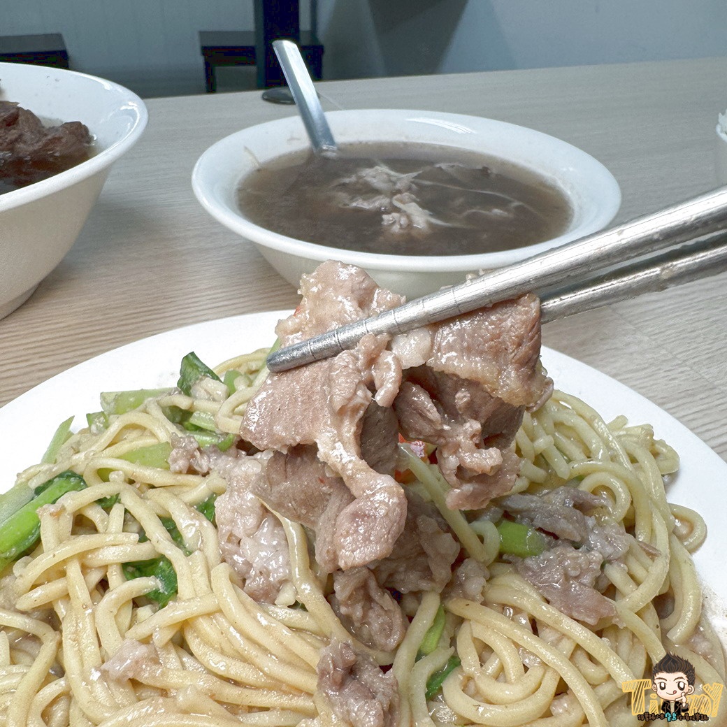 新竹源高雄當歸羊肉 原塊羊肉炒麵 110元羊肉炒麵及羊肉燴飯 130元就有3大根羊大骨的湯品！ (菜單營業時間地址電話)
