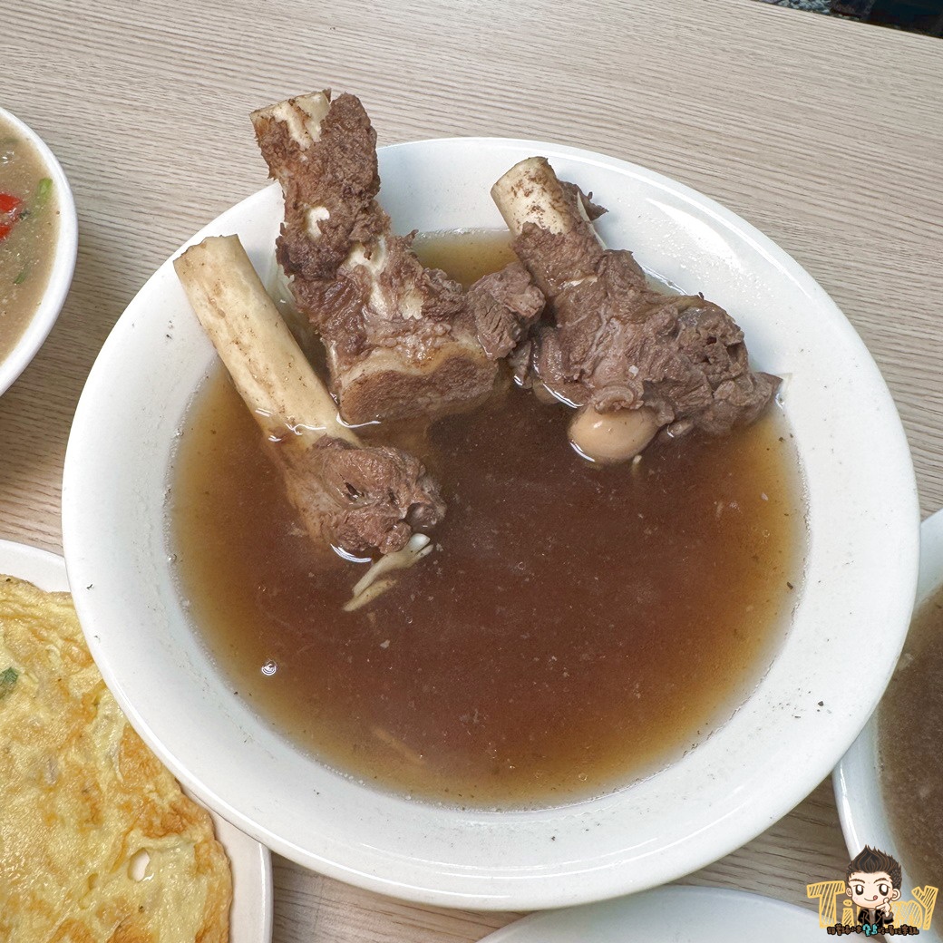 新竹源高雄當歸羊肉 原塊羊肉炒麵 110元羊肉炒麵及羊肉燴飯 130元就有3大根羊大骨的湯品！ (菜單營業時間地址電話)
