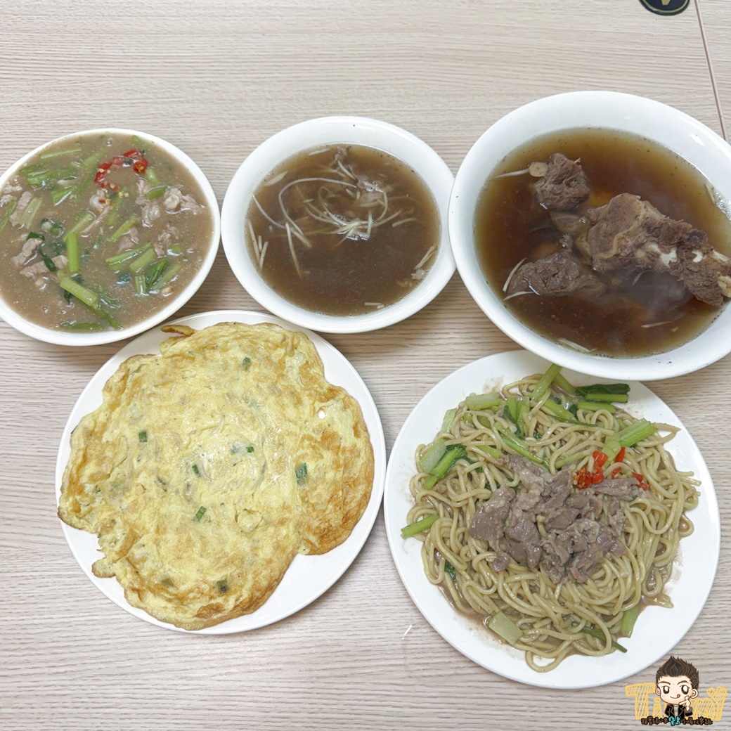 新竹源高雄當歸羊肉 原塊羊肉炒麵 110元羊肉炒麵及羊肉燴飯 130元就有3大根羊大骨的湯品！ (菜單營業時間地址電話)