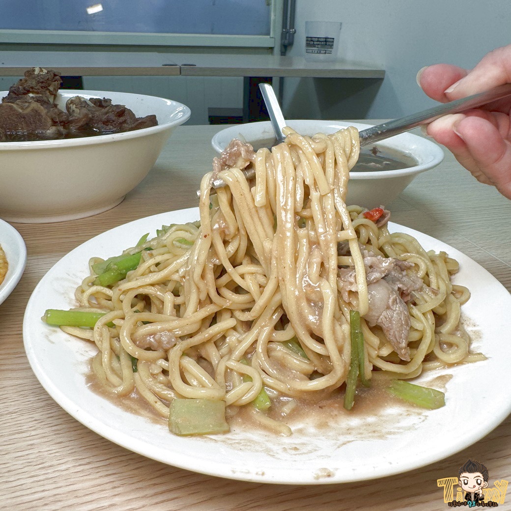 新竹源高雄當歸羊肉 原塊羊肉炒麵 110元羊肉炒麵及羊肉燴飯 130元就有3大根羊大骨的湯品！ (菜單營業時間地址電話)
