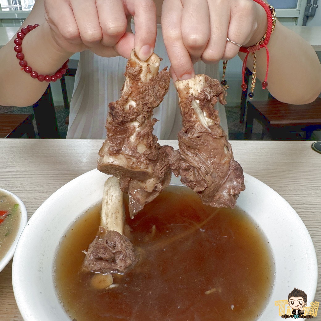 新竹源高雄當歸羊肉 原塊羊肉炒麵 110元羊肉炒麵及羊肉燴飯 130元就有3大根羊大骨的湯品！ (菜單營業時間地址電話)