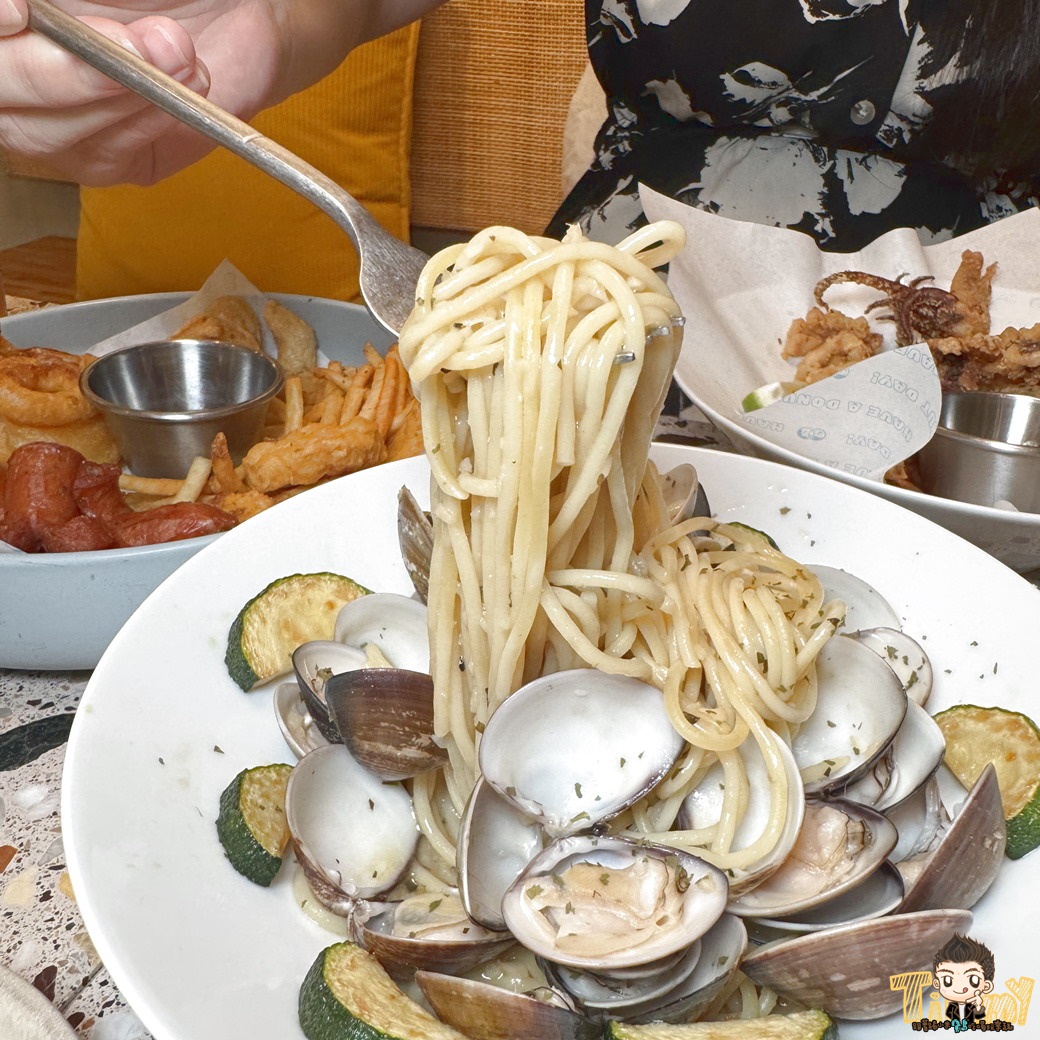 新竹拿滋咬咬義式料理甜甜圈。城隍廟周邊50年老宅改建。被甜甜圈耽誤的義大利麵店。情侶親子家庭聚餐推薦 (早午餐燉飯菜單營業時間地址電話)