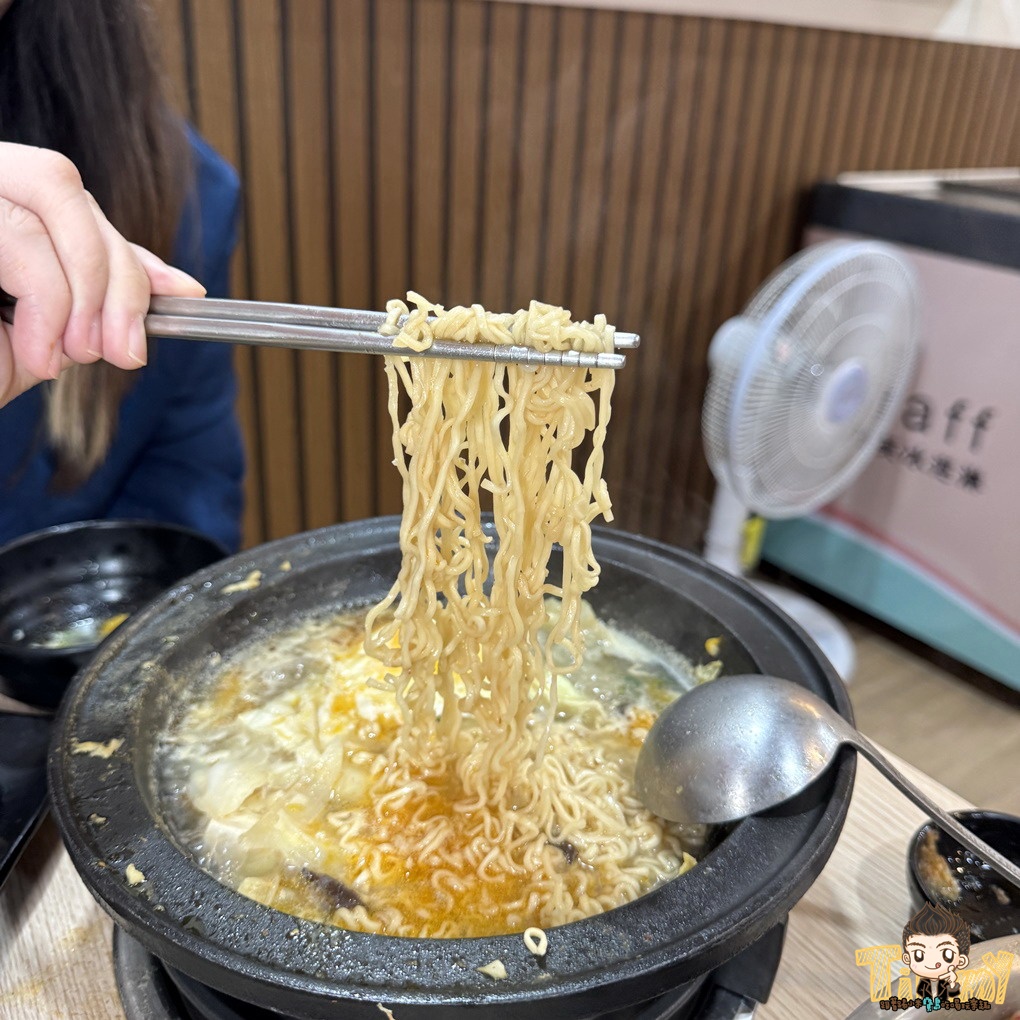 竹北鍋娘娘火鍋店。新竹桌邊爆炒石頭火鍋200元起 古早味餅乾、滷肉飯、王子麵、汽水、冷熱飲及冰淇淋吃到飽!(菜單營業時間地址電話) - 第37張圖