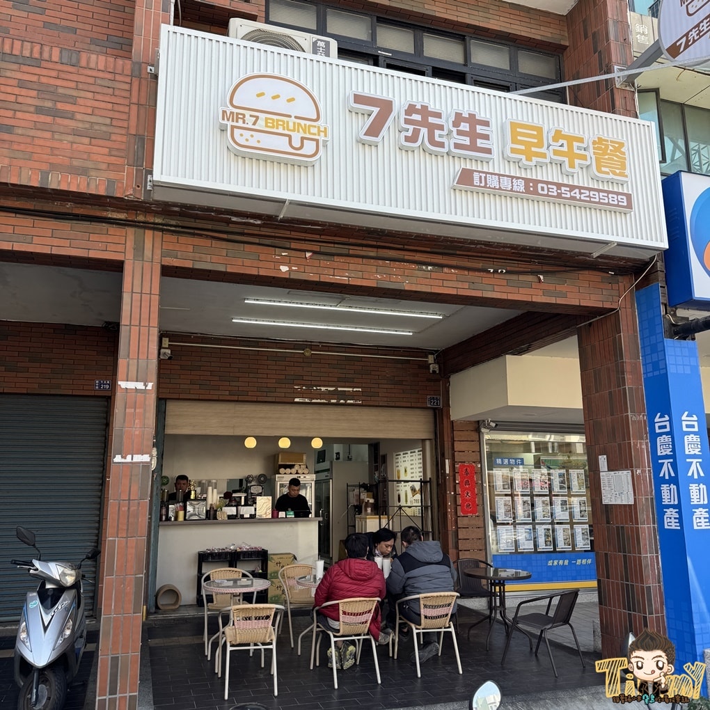 新竹七先生早午餐。深夜食堂&早午餐店  媲美大X鐵板燒的燒肉套餐，百來元就能吃到。 蛋餅、三明治、早餐拼盤、鍋燒意麵、炒泡麵深夜吃到早上！ (菜單營業時間地址電話)