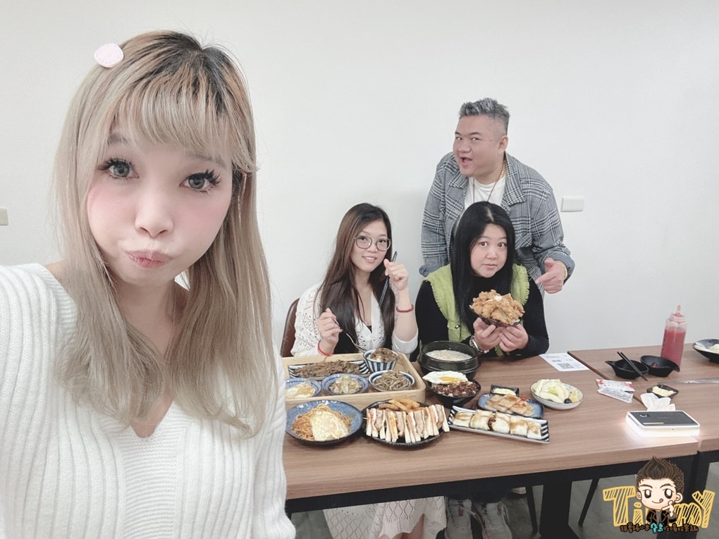 新竹七先生早午餐。深夜食堂&早午餐店  媲美大X鐵板燒的燒肉套餐，百來元就能吃到。 蛋餅、三明治、早餐拼盤、鍋燒意麵、炒泡麵深夜吃到早上！ (菜單營業時間地址電話)
