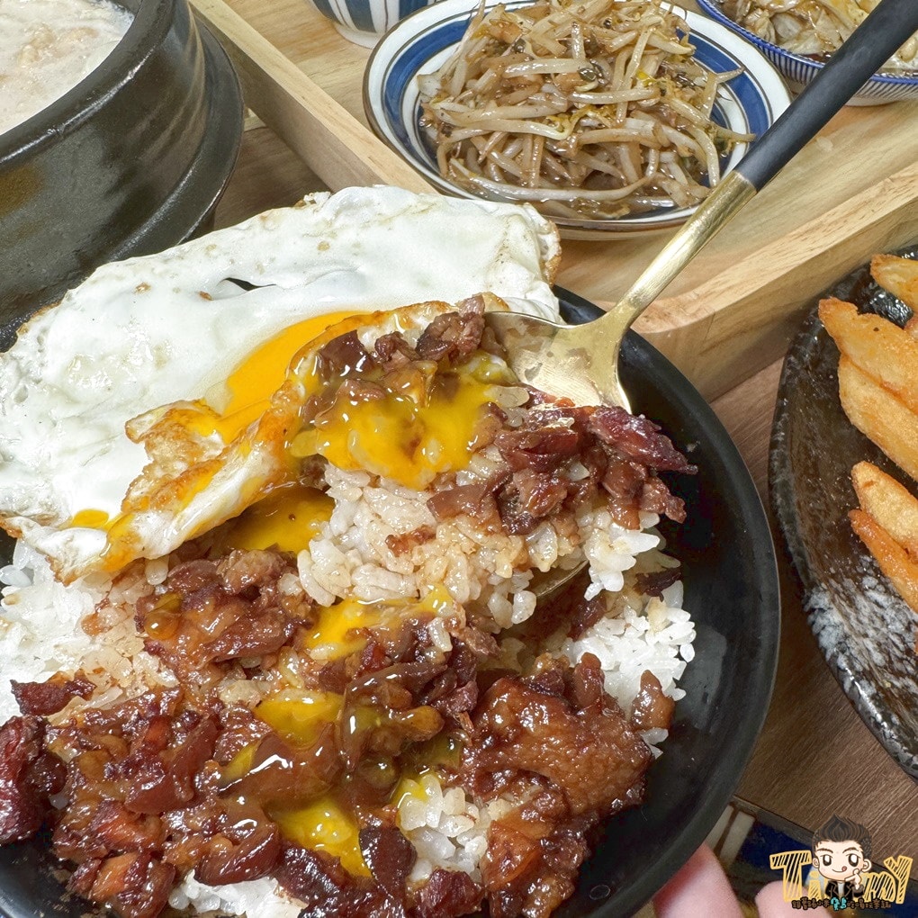 新竹七先生早午餐。深夜食堂&早午餐店  媲美大X鐵板燒的燒肉套餐，百來元就能吃到。 蛋餅、三明治、早餐拼盤、鍋燒意麵、炒泡麵深夜吃到早上！ (菜單營業時間地址電話)