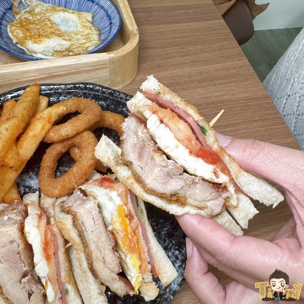 新竹七先生早午餐。深夜食堂&早午餐店  媲美大X鐵板燒的燒肉套餐，百來元就能吃到。 蛋餅、三明治、早餐拼盤、鍋燒意麵、炒泡麵深夜吃到早上！ (菜單營業時間地址電話)