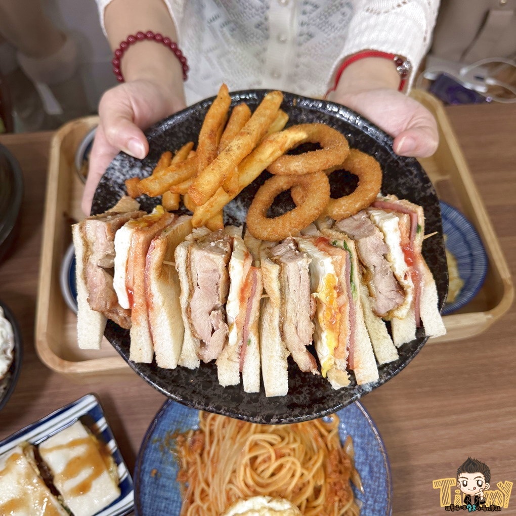 新竹七先生早午餐。深夜食堂&早午餐店  媲美大X鐵板燒的燒肉套餐，百來元就能吃到。 蛋餅、三明治、早餐拼盤、鍋燒意麵、炒泡麵深夜吃到早上！ (菜單營業時間地址電話)