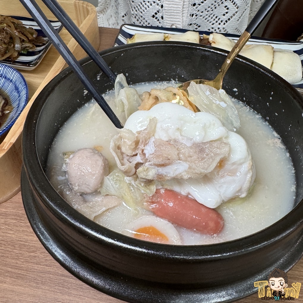 新竹七先生早午餐。深夜食堂&早午餐店  媲美大X鐵板燒的燒肉套餐，百來元就能吃到。 蛋餅、三明治、早餐拼盤、鍋燒意麵、炒泡麵深夜吃到早上！ (菜單營業時間地址電話)