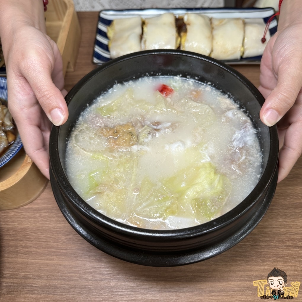 新竹七先生早午餐。深夜食堂&早午餐店  媲美大X鐵板燒的燒肉套餐，百來元就能吃到。 蛋餅、三明治、早餐拼盤、鍋燒意麵、炒泡麵深夜吃到早上！ (菜單營業時間地址電話)