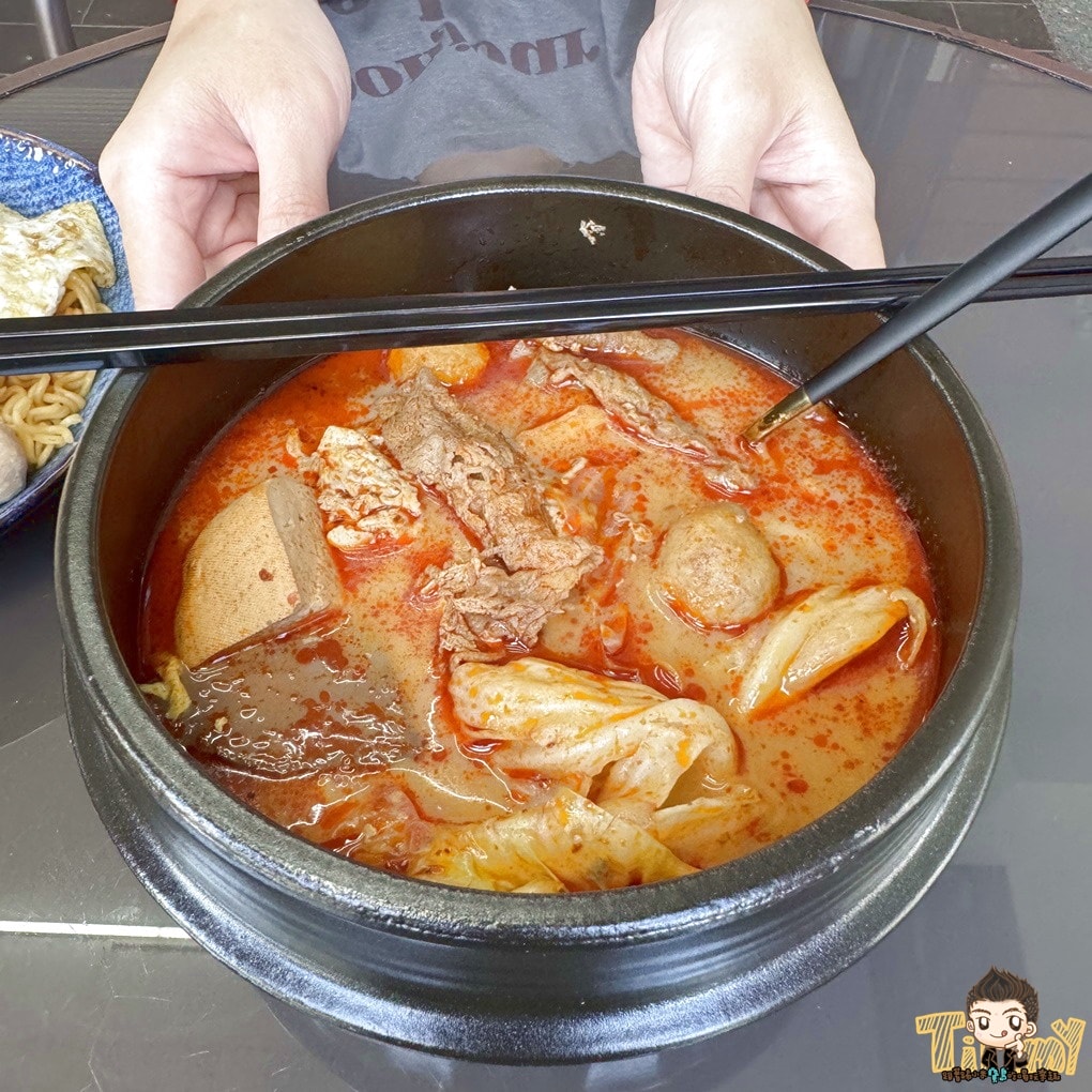 新竹七先生早午餐。深夜食堂&早午餐店  媲美大X鐵板燒的燒肉套餐，百來元就能吃到。 蛋餅、三明治、早餐拼盤、鍋燒意麵、炒泡麵深夜吃到早上！ (菜單營業時間地址電話)