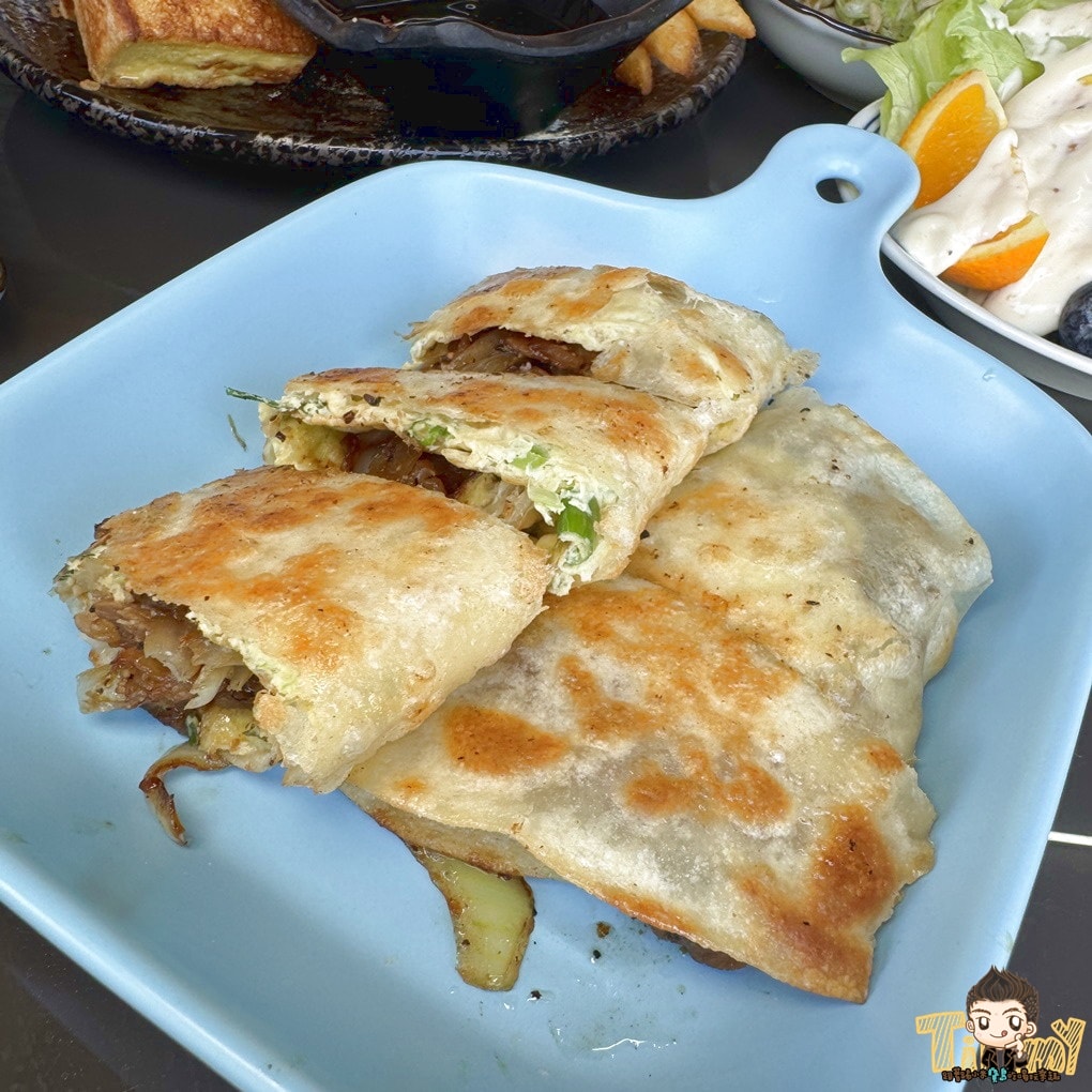 新竹七先生早午餐。深夜食堂&早午餐店  媲美大X鐵板燒的燒肉套餐，百來元就能吃到。 蛋餅、三明治、早餐拼盤、鍋燒意麵、炒泡麵深夜吃到早上！ (菜單營業時間地址電話)