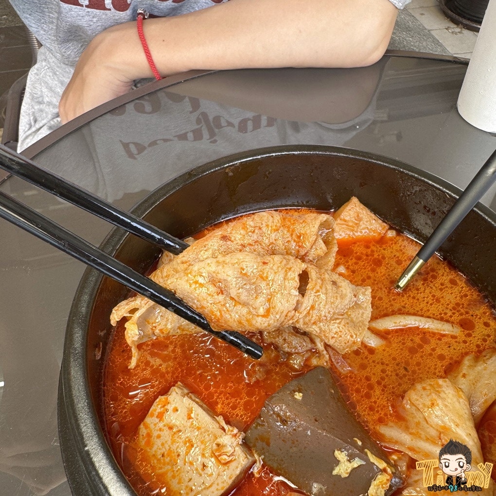 新竹七先生早午餐。深夜食堂&早午餐店  媲美大X鐵板燒的燒肉套餐，百來元就能吃到。 蛋餅、三明治、早餐拼盤、鍋燒意麵、炒泡麵深夜吃到早上！ (菜單營業時間地址電話)