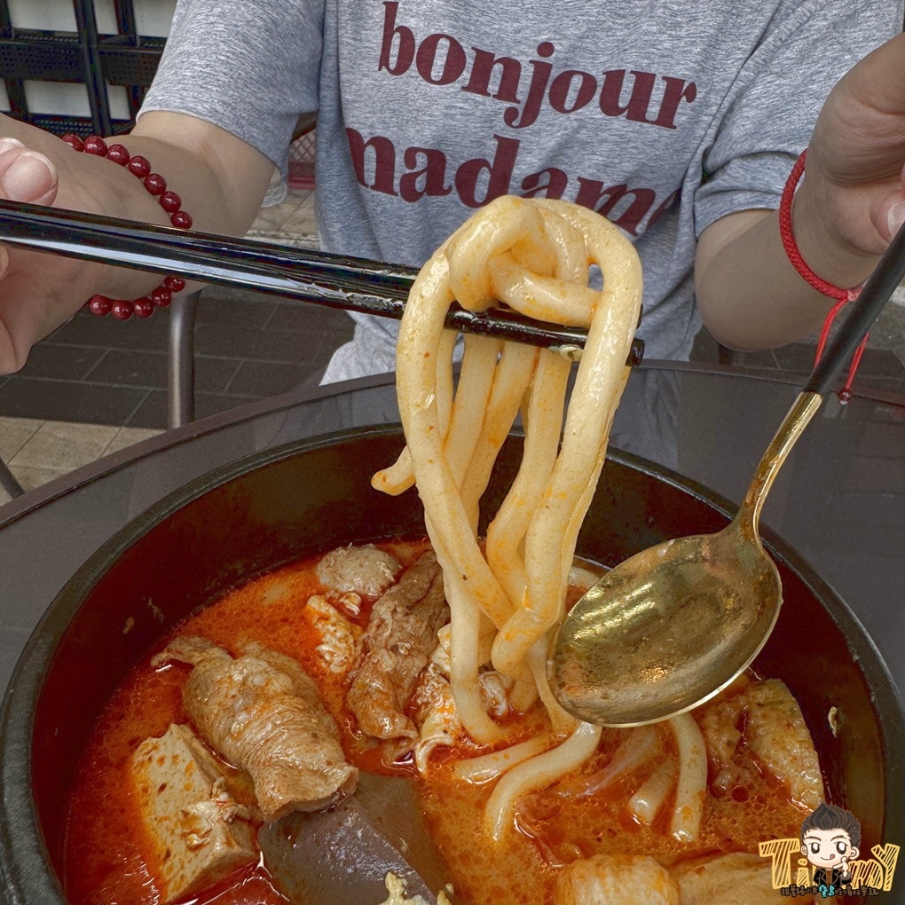 新竹七先生早午餐。深夜食堂&早午餐店  媲美大X鐵板燒的燒肉套餐，百來元就能吃到。 蛋餅、三明治、早餐拼盤、鍋燒意麵、炒泡麵深夜吃到早上！ (菜單營業時間地址電話)