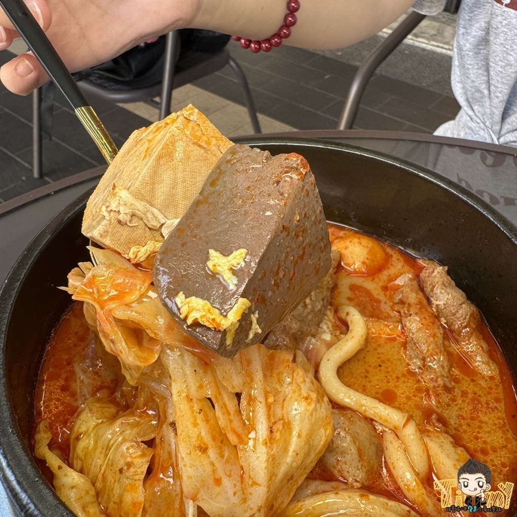 新竹七先生早午餐。深夜食堂&早午餐店  媲美大X鐵板燒的燒肉套餐，百來元就能吃到。 蛋餅、三明治、早餐拼盤、鍋燒意麵、炒泡麵深夜吃到早上！ (菜單營業時間地址電話)