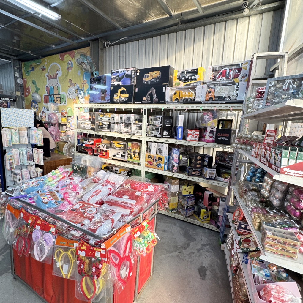 竹北雅比YABI玩具零售批發大賣場。小孩最愛的聖誕禮物在這裡通通有！ 上千種玩具最低5折起！ NG商品3折起！ (營業時間地址電話)