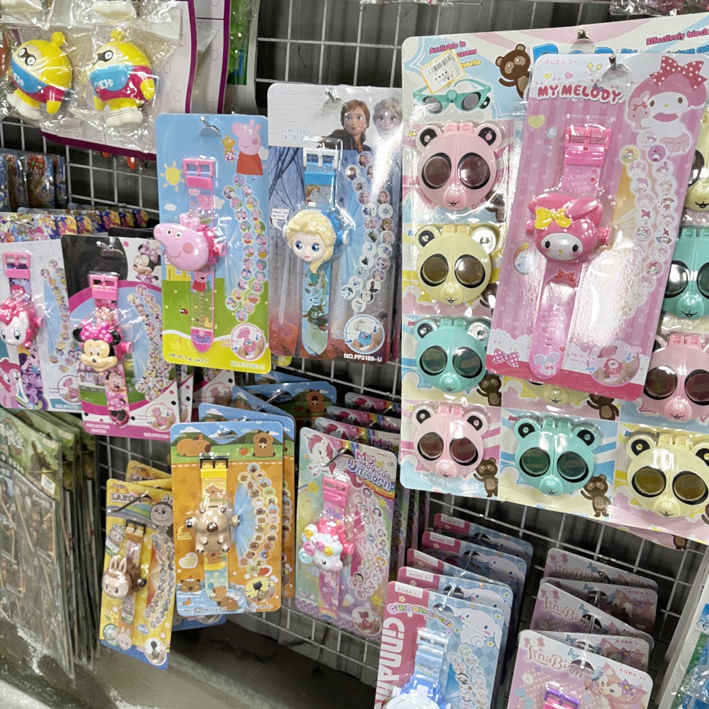 竹北雅比YABI玩具零售批發大賣場。小孩最愛的聖誕禮物在這裡通通有！ 上千種玩具最低5折起！ NG商品3折起！ (營業時間地址電話)