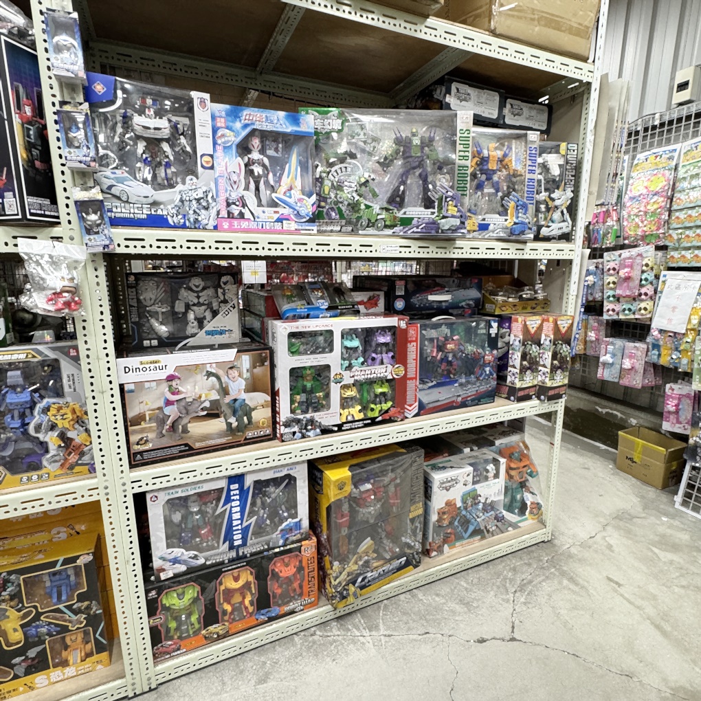 竹北雅比YABI玩具零售批發大賣場。小孩最愛的聖誕禮物在這裡通通有！ 上千種玩具最低5折起！ NG商品3折起！ (營業時間地址電話)