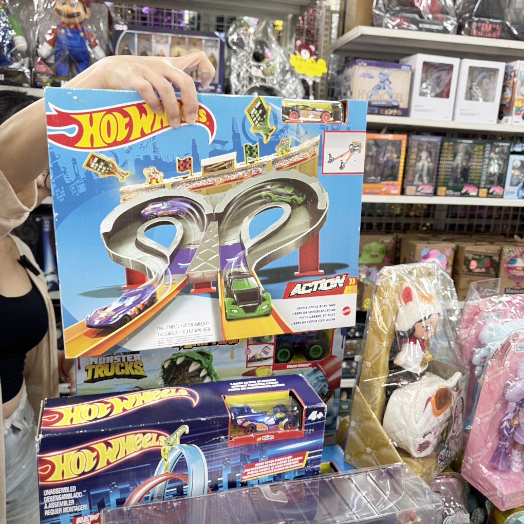 竹北雅比YABI玩具零售批發大賣場。小孩最愛的聖誕禮物在這裡通通有！ 上千種玩具最低5折起！ NG商品3折起！ (營業時間地址電話)