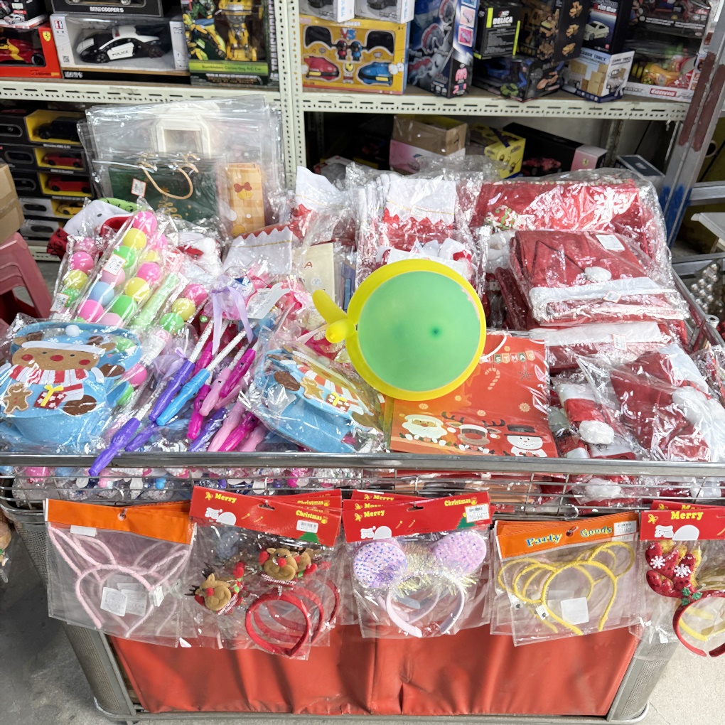 竹北雅比YABI玩具零售批發大賣場。小孩最愛的聖誕禮物在這裡通通有！ 上千種玩具最低5折起！ NG商品3折起！ (營業時間地址電話)