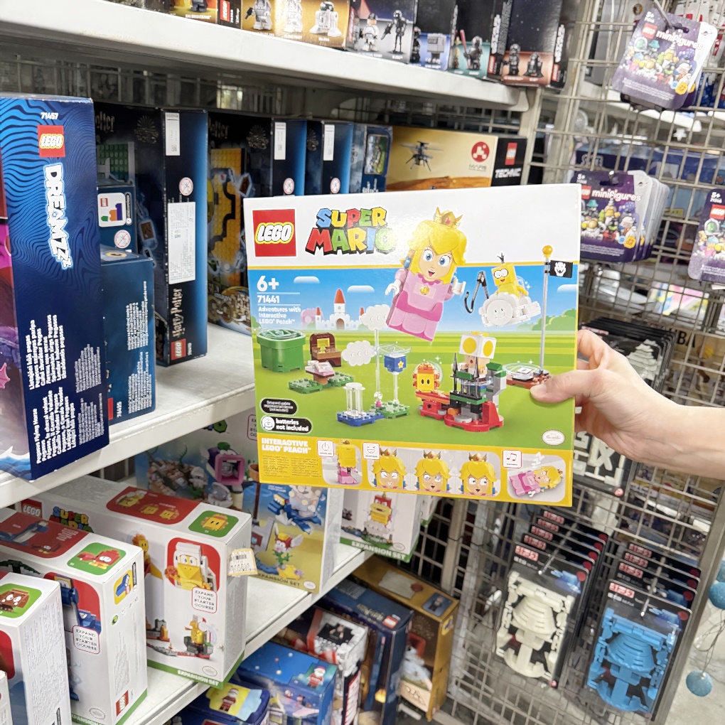 竹北雅比YABI玩具零售批發大賣場。小孩最愛的聖誕禮物在這裡通通有！ 上千種玩具最低5折起！ NG商品3折起！ (營業時間地址電話)